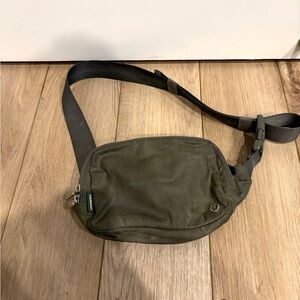 Lulu lemon olive green purse pack